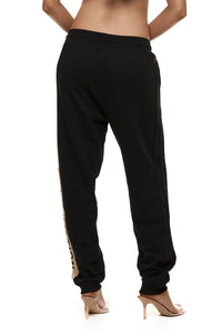 Close up of back of model wearing Formation noir Xion track pants 